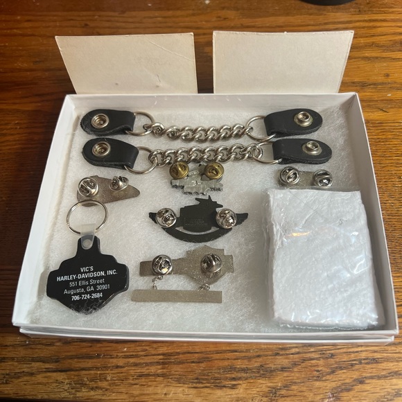Harley Davidson Lot of Pins, Keychain, and 2 Vest Straps - Picture 3 of 17